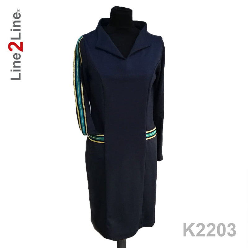 Line2Line K2203 Kjole med snit, lommer og ståkrave - KreStoffer