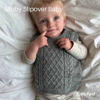 Moby Sweater Baby fra PetiteKnit (Opskrift i fysisk papirudgave) - KreStoffer