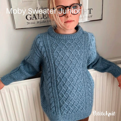 Moby Sweater Junior fra PetiteKnit (Opskrift i fysisk papirudgave) - KreStoffer