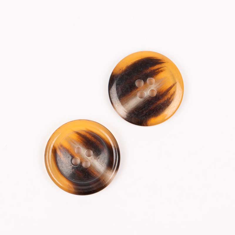 Knap fra Drops imiteret horn i karamel 23mm