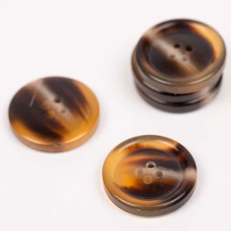 Knap fra Drops imiteret horn i karamel 23mm