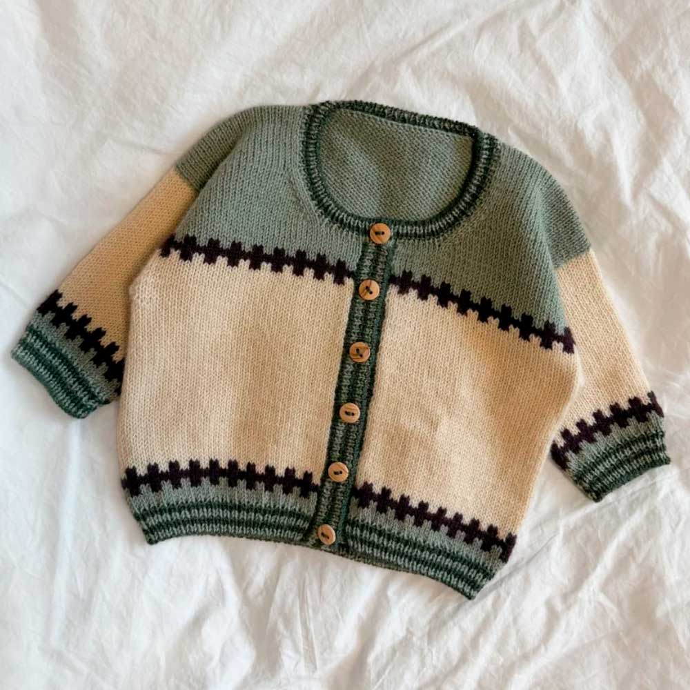 Strikkekit Cross Cardigan Baby fra PetiteKnit i Sunday Garn