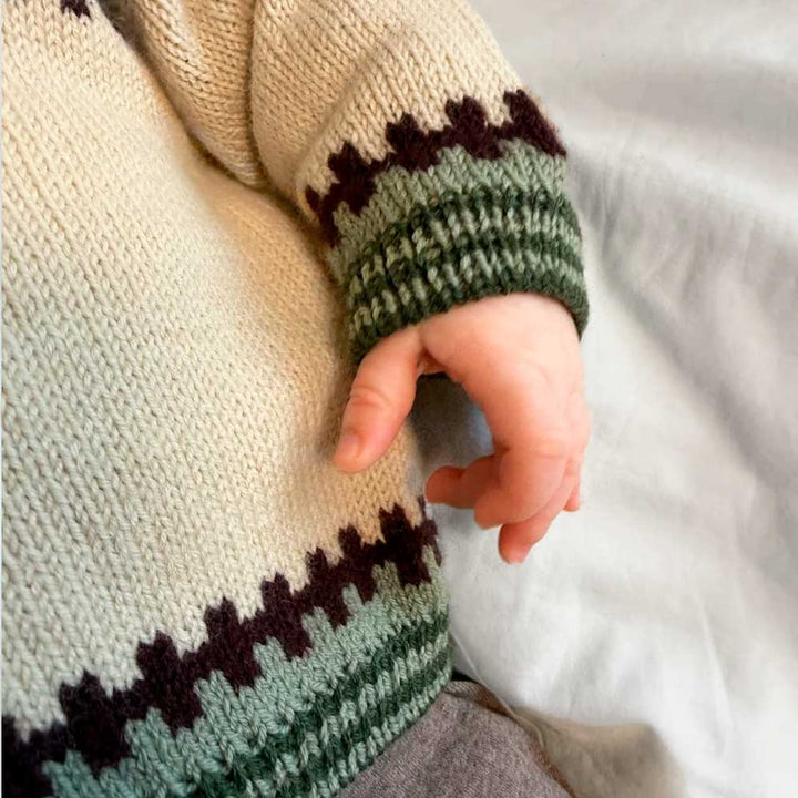 Strikkekit Cross Cardigan Baby fra PetiteKnit i Sunday Garn