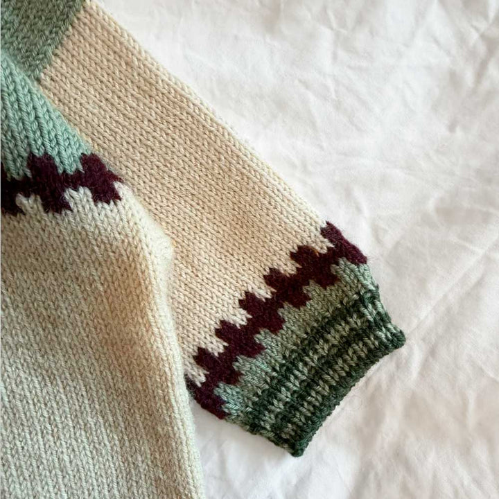 Strikkekit Cross Cardigan Baby fra PetiteKnit i Sunday Garn