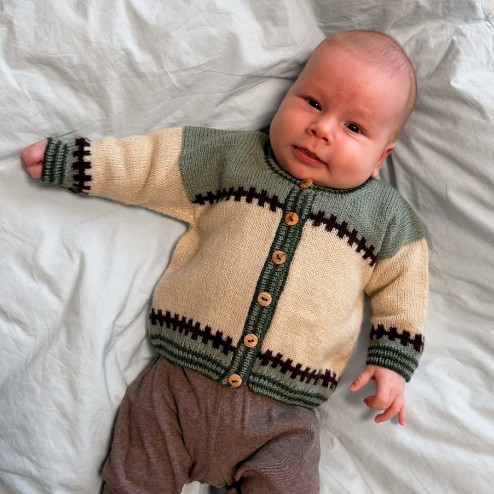Strikkekit Cross Cardigan Baby fra PetiteKnit i Sunday Garn