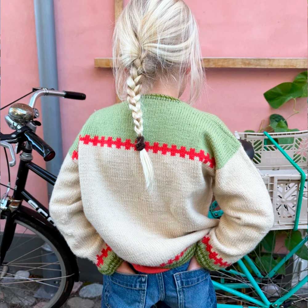 Strikkekit Cross Cardigan Junior fra PetiteKnit i Double Sunday