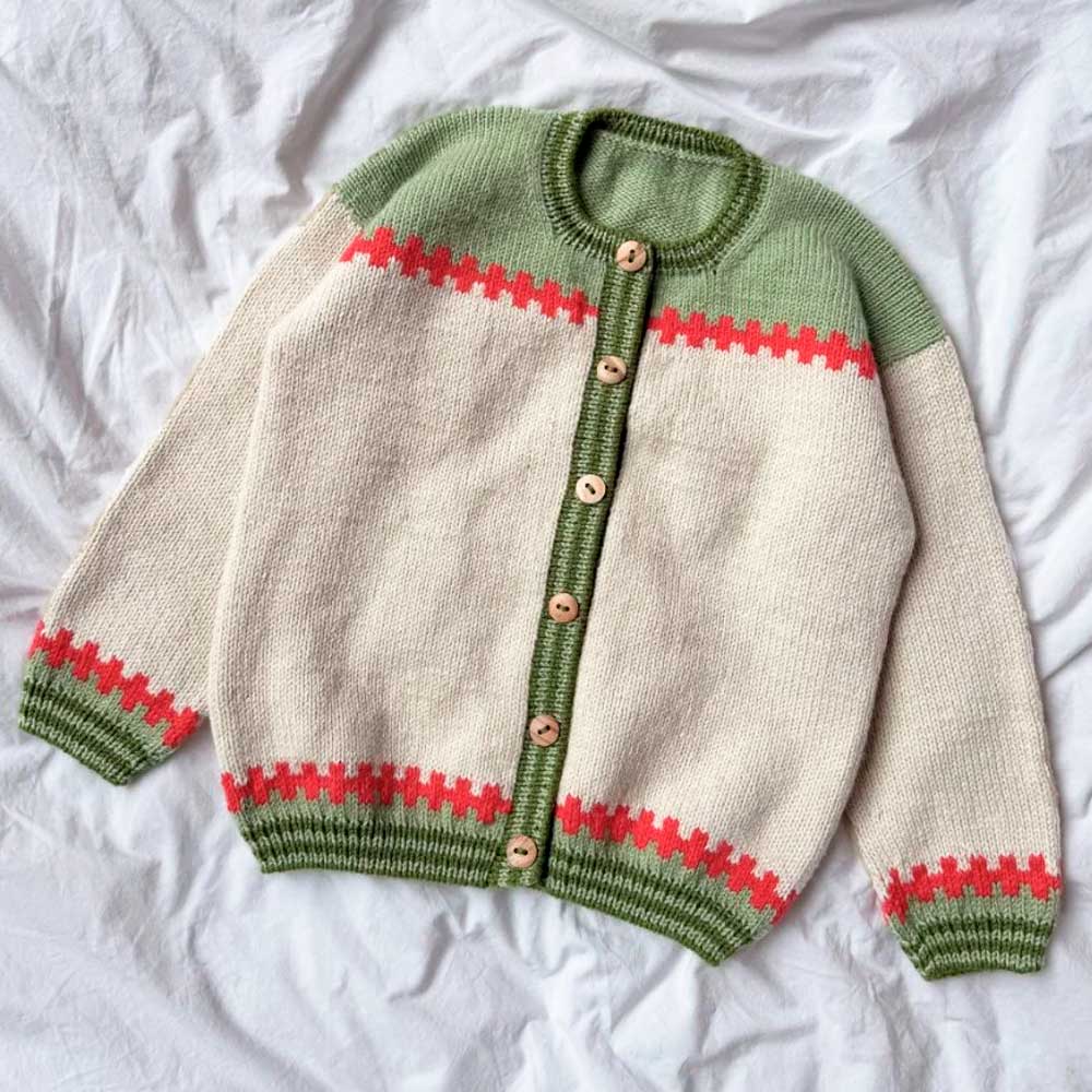 Strikkekit Cross Cardigan Junior fra PetiteKnit i Double Sunday
