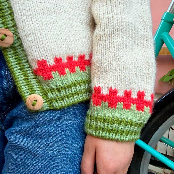 Strikkekit Cross Cardigan Junior fra PetiteKnit i Double Sunday