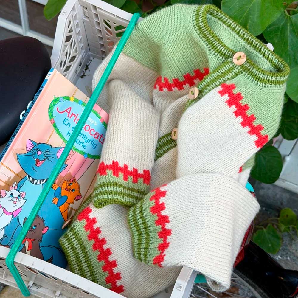 Strikkekit Cross Cardigan Junior fra PetiteKnit i Double Sunday