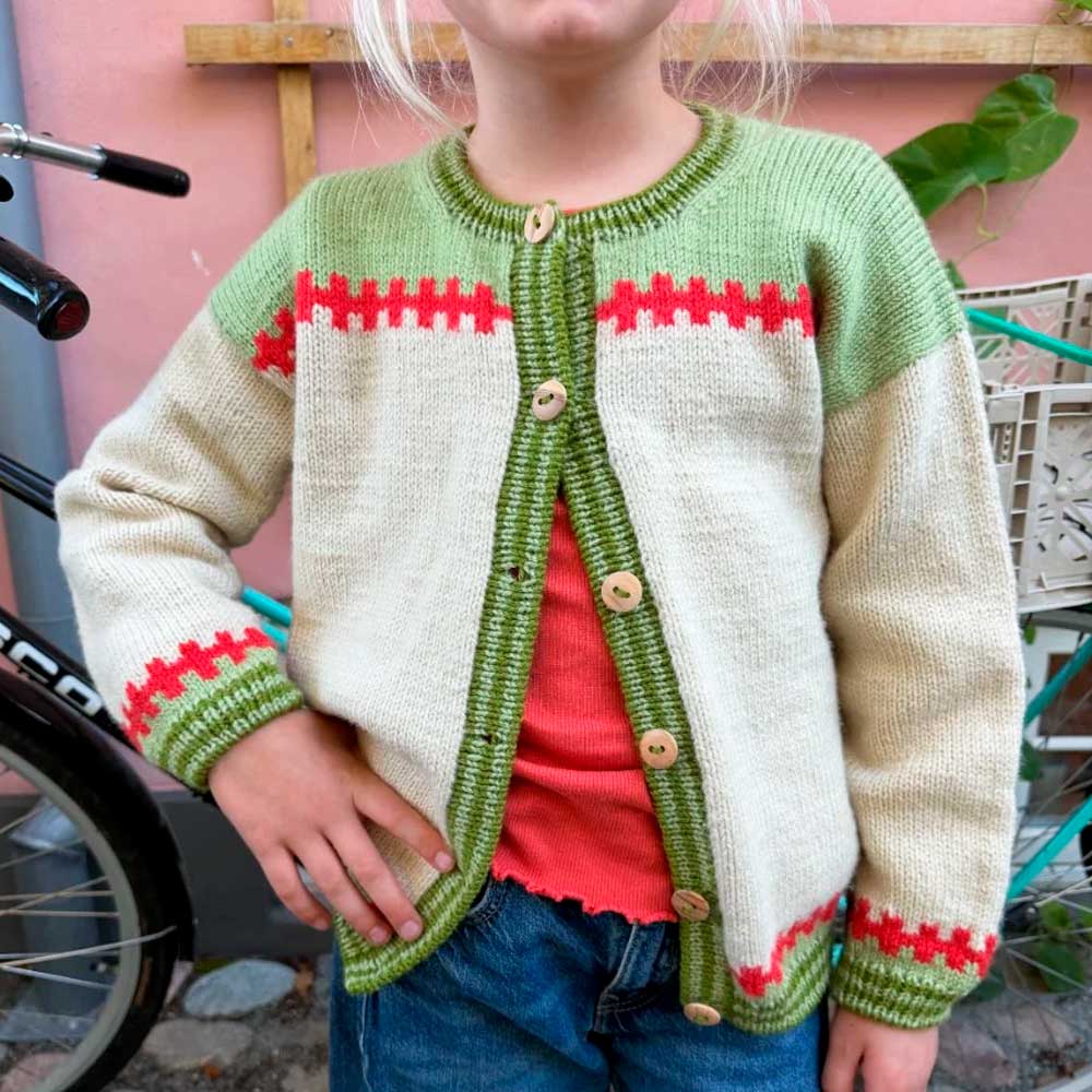 Strikkekit Cross Cardigan Junior fra PetiteKnit i Double Sunday