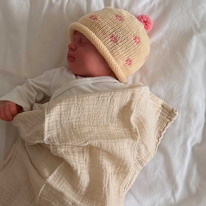 Lila Beanie fra Woolix