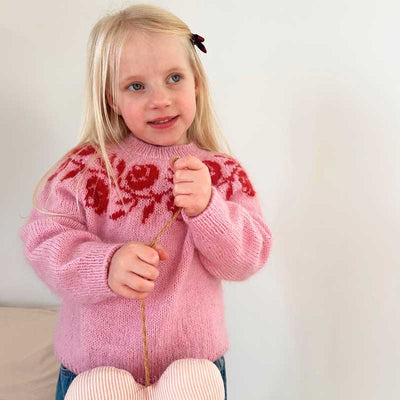 Rosie Yoke Sweater junior fra Le Knit (Opskrift i fysisk papirudgave)