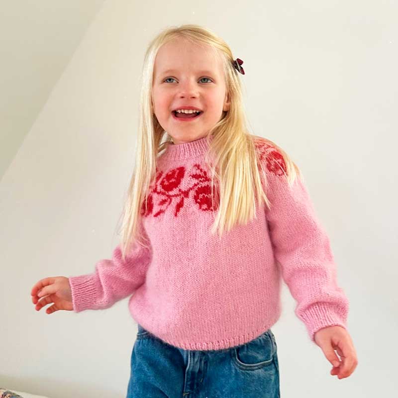 Rosie Yoke Sweater junior fra Le Knit (Opskrift i fysisk papirudgave)