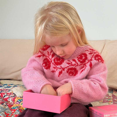 Rosie Yoke Sweater junior fra Le Knit (Opskrift i fysisk papirudgave)