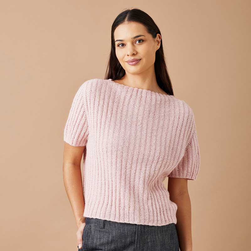 Strikkekit T-shirt med sadelskulder og struktur i Leonora garn