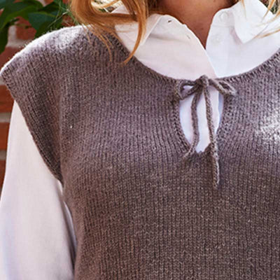 Strikkekit Vest med slids i halsen og bindebånd fra Permin