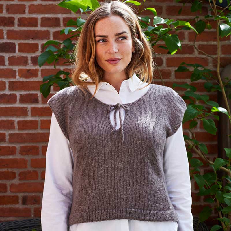 Strikkekit Vest med slids i halsen og bindebånd fra Permin