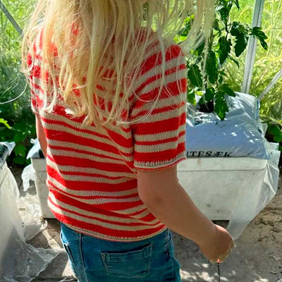 Amélie Tee Junior fra PetiteKnit (Opskrift i fysisk papirudgave) - KreStoffer