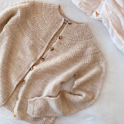 Ankers Cardigan My Size fra PetiteKnit (Opskrift i fysisk papirudgave) - KreStoffer