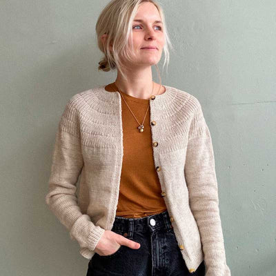 Ankers Cardigan My Size fra PetiteKnit (Opskrift i fysisk papirudgave) - KreStoffer