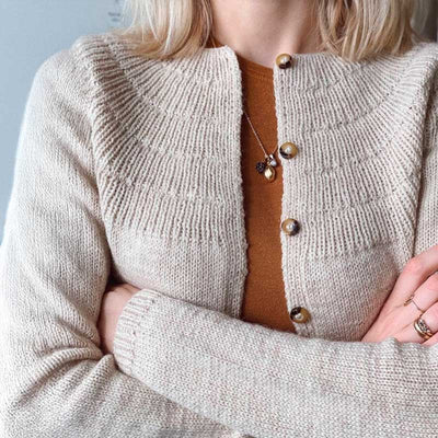 Ankers Cardigan My Size fra PetiteKnit (Opskrift i fysisk papirudgave) - KreStoffer