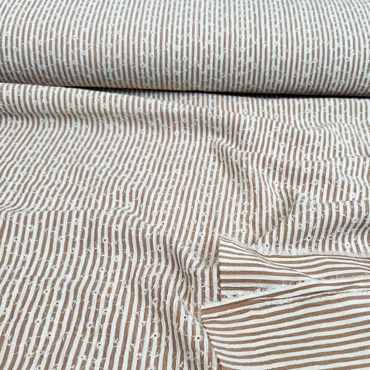 Broderet blød bæk og bølge med smalle cognac/beige striber