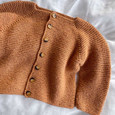 Begynderjakken fra PetiteKnit (Opskrift i fysisk papirudgave) - KreStoffer