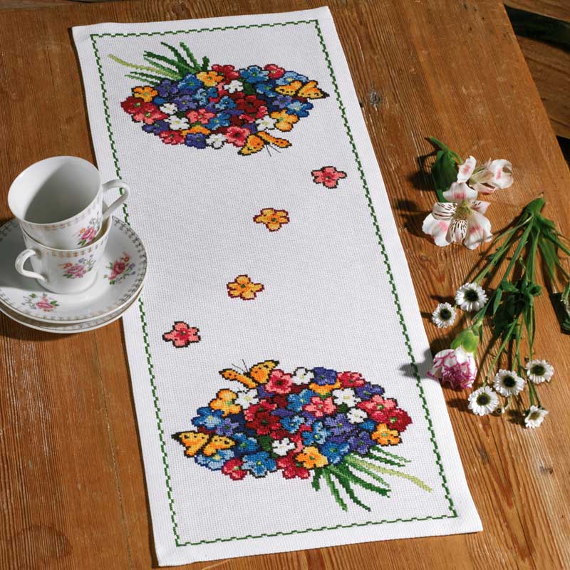 Broderikit Bordløber Blomsterbuket fra Permin