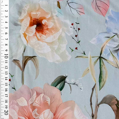 Fast stof med sommer blomster på lyseblå bund