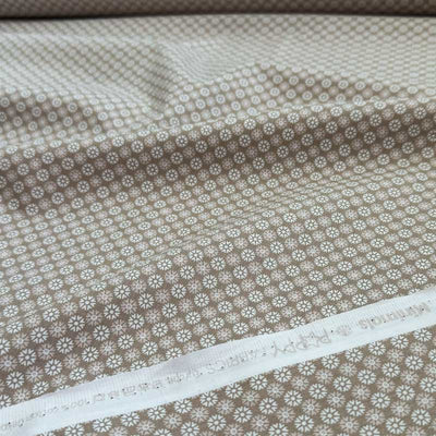 Bomuldspoplin med minimale blomster symboler, nougat - KreStoffer