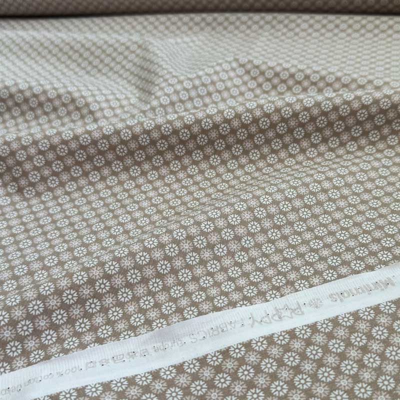 Bomuldspoplin med minimale blomster symboler, nougat - KreStoffer
