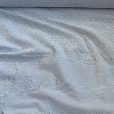 Broderi anglaise i hvid med tern - KreStoffer