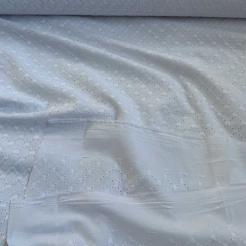 Broderi anglaise i hvid med tern - KreStoffer