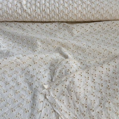 Broderi anglaise i off white - KreStoffer