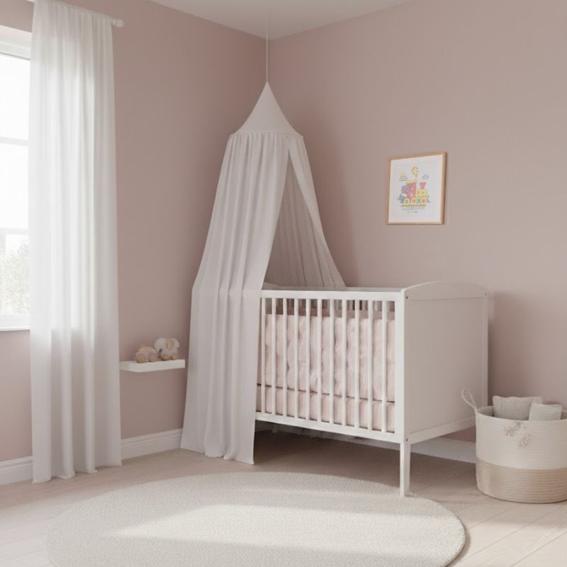 Broderet fødselsminde på pigeværelset i billedramme