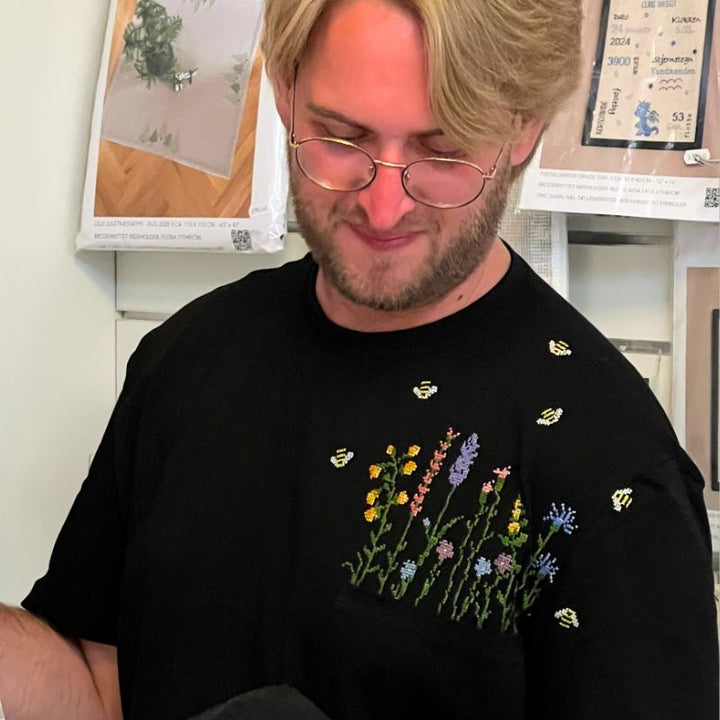 frihåndsbroderi med blomster og bier på t-shirt i broderigarn fra DMC