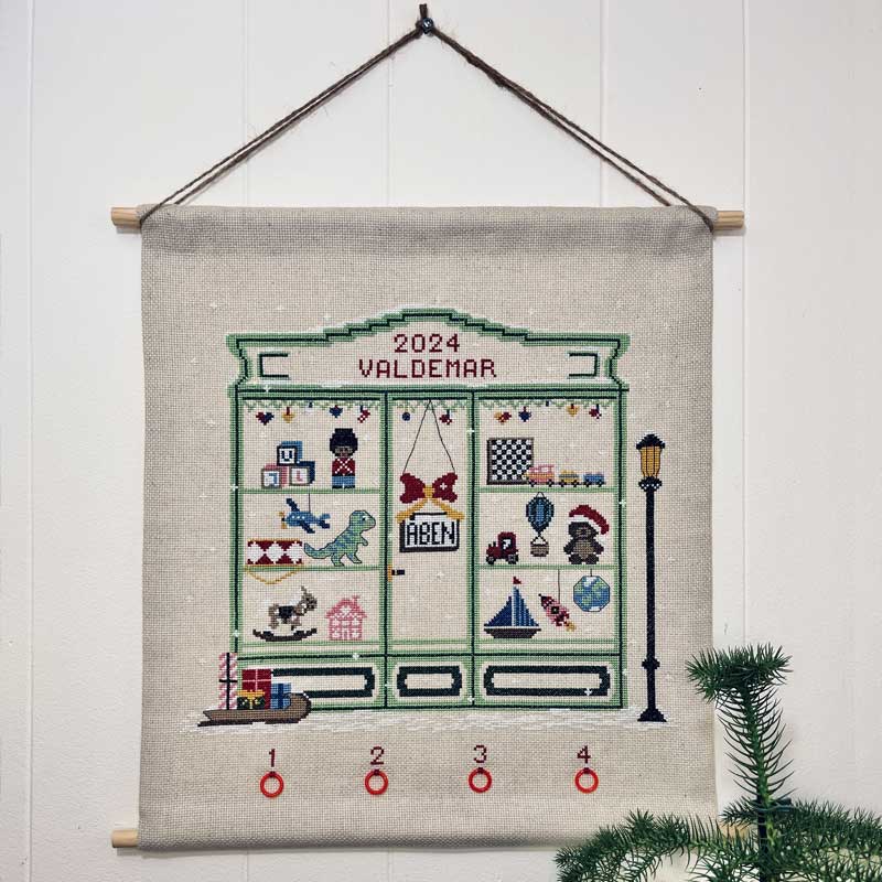 Broderikit Adventskalender 2039 - 3 fra Pomp Stitch - KreStoffer