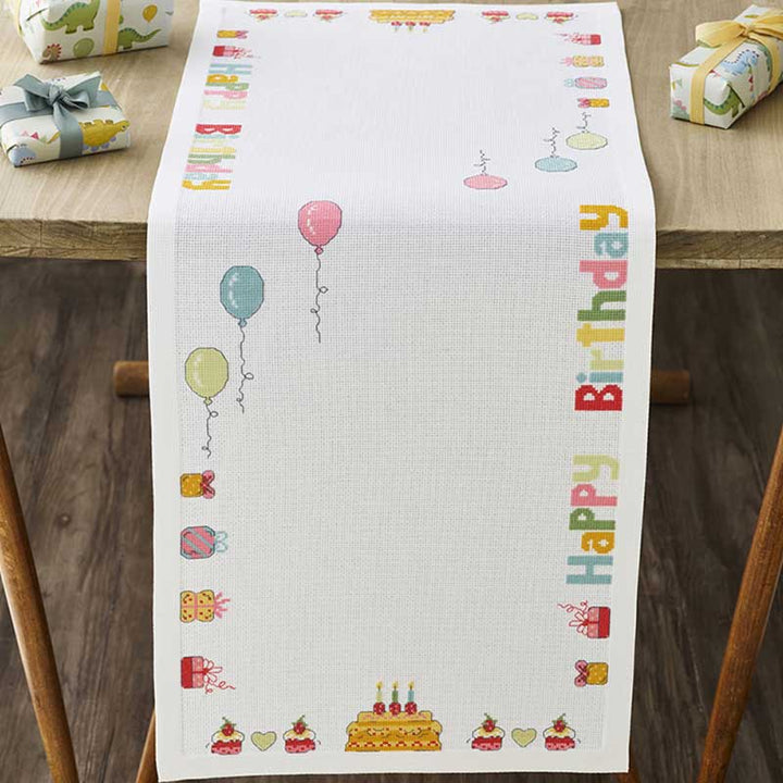 Broderikit Bordløber Happy Birthday fra Permin
