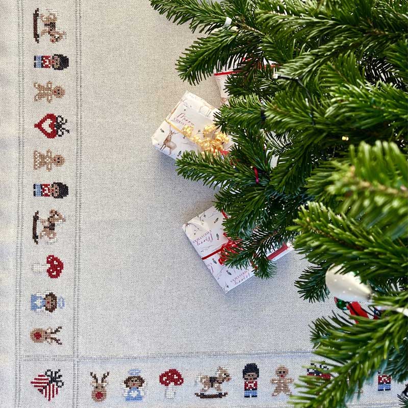 Broderikit juletræstæppe Gingerbread Christmas fra Pomp Stitch