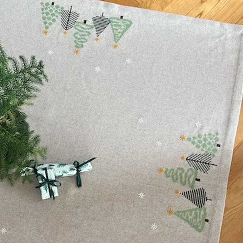Broderikit lille juletræstæppe med juletræer 2028-5 fra Pomp Stitch