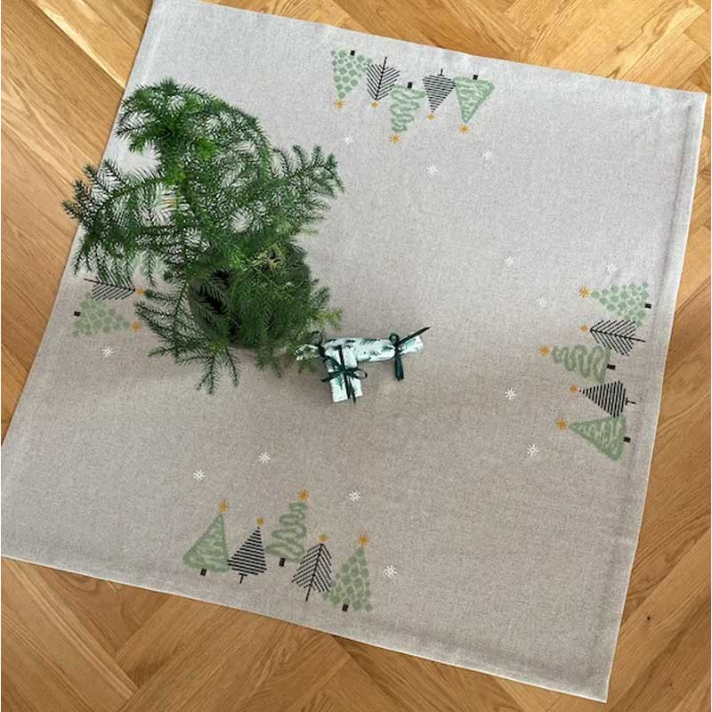 Broderikit lille juletræstæppe med juletræer 2028 - 5 fra Pomp Stitch - KreStoffer