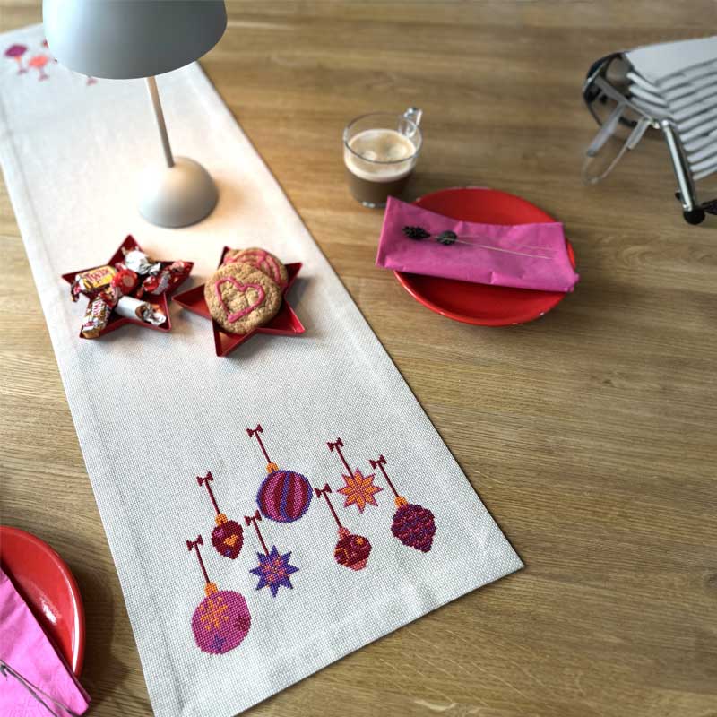 Broderikit Rød juleløber 2030 - 2 fra Pomp Stitch - KreStoffer