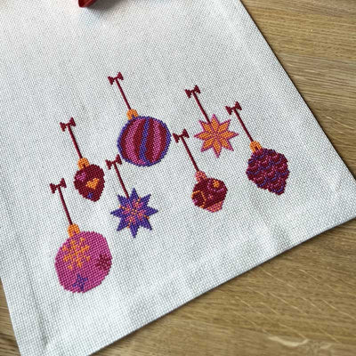 Broderikit Rød juleløber 2030 - 2 fra Pomp Stitch - KreStoffer