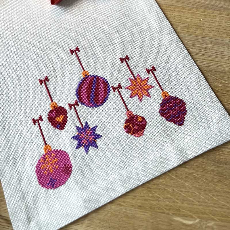 Broderikit Rød juleløber 2030 - 2 fra Pomp Stitch - KreStoffer