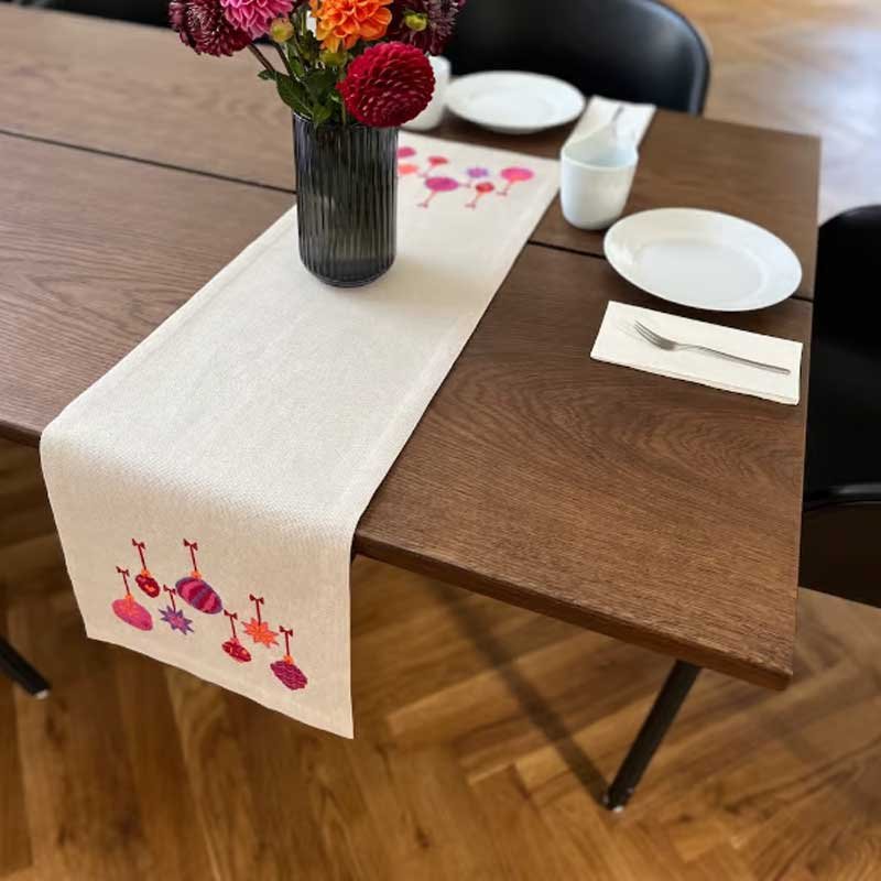 Broderikit Rød juleløber 2030 - 2 fra Pomp Stitch - KreStoffer
