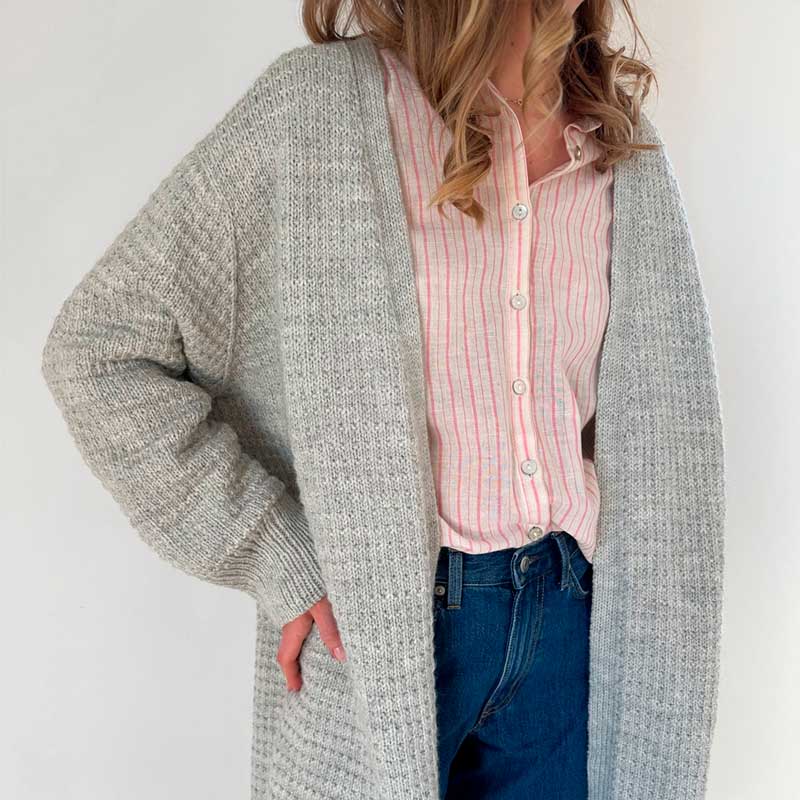 Caia Cardigan Max fra Le Knit (Opskrift i fysisk papirudgave) - KreStoffer