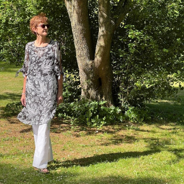 Chiffon med paisley inspireret print på sort bund