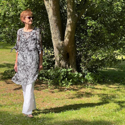 Chiffon med paisley inspireret print på sort bund - KreStoffer