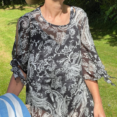Chiffon med paisley inspireret print på sort bund - KreStoffer
