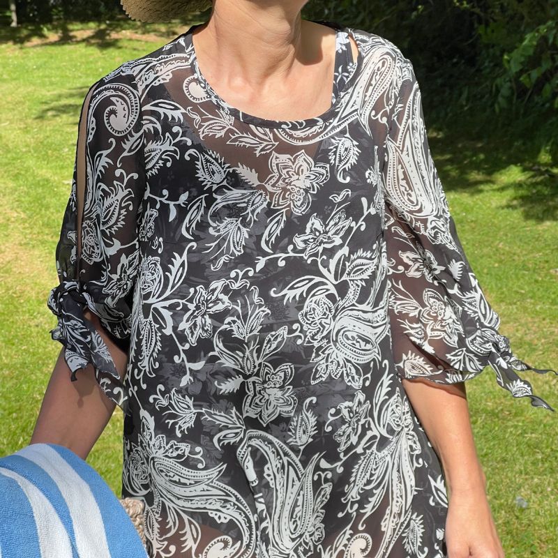Chiffon med paisley inspireret print på sort bund - KreStoffer